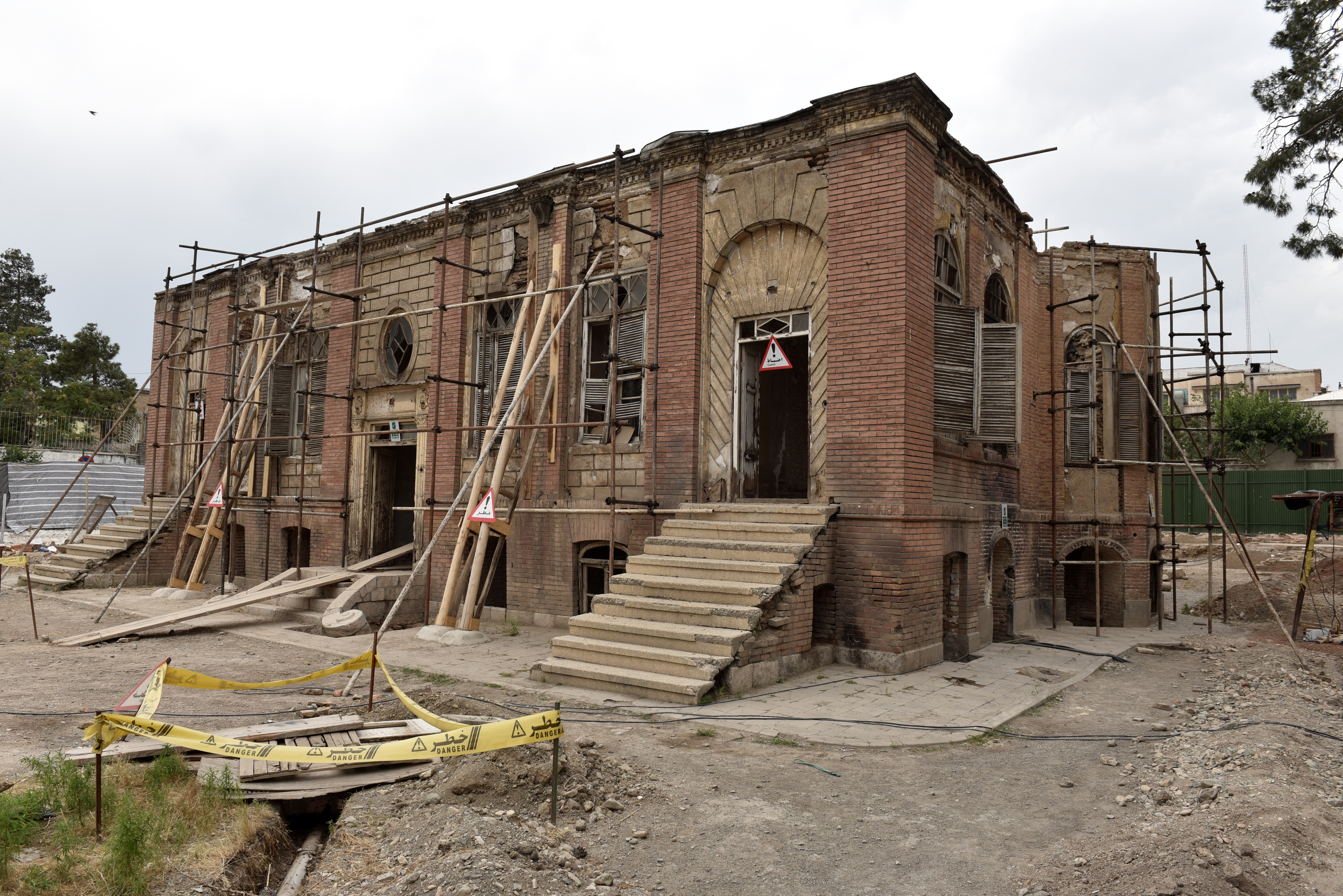 نمای عمارت و داربست در مرحله مرمت در عمارت ظهیرالاسلام | مهراز نگار