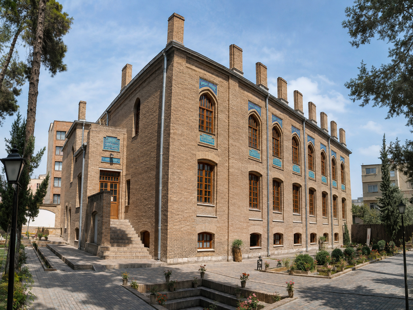 فضای معماری کتابخانه پروین اعتصامی در میان جزئیات بنای موجود